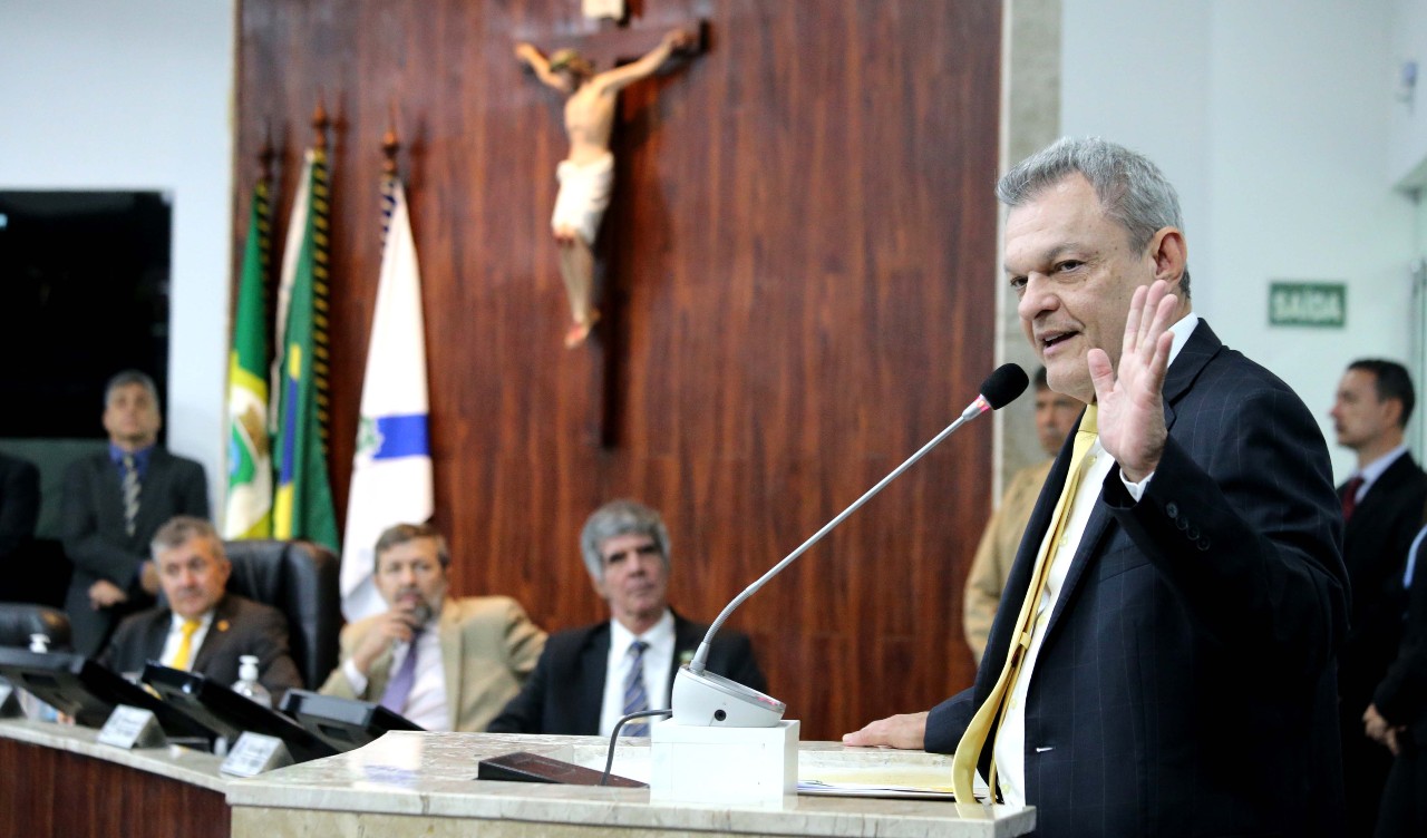 Sarto discursa em um auditório